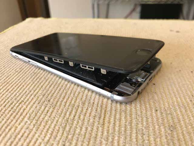 Iphoneのバッテリーが膨張し始めたら早めに交換を 松本でiphone修理ならアイスマ松本駅前店