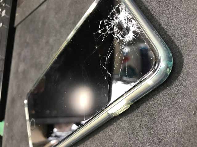 松川村からiPhone SE（第2世代）ガラス割れ修理のご依頼、iPhone8との違いは？