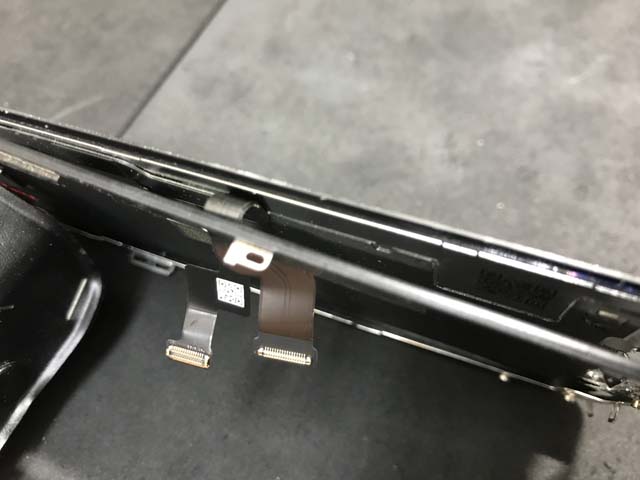 iPhone修理 アイスマ松本 バッテリー膨張でベゼルと画面が剥離